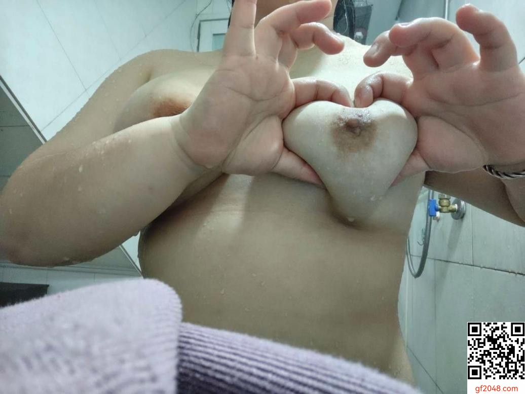 期待大肉棒的水潤潤騷逼