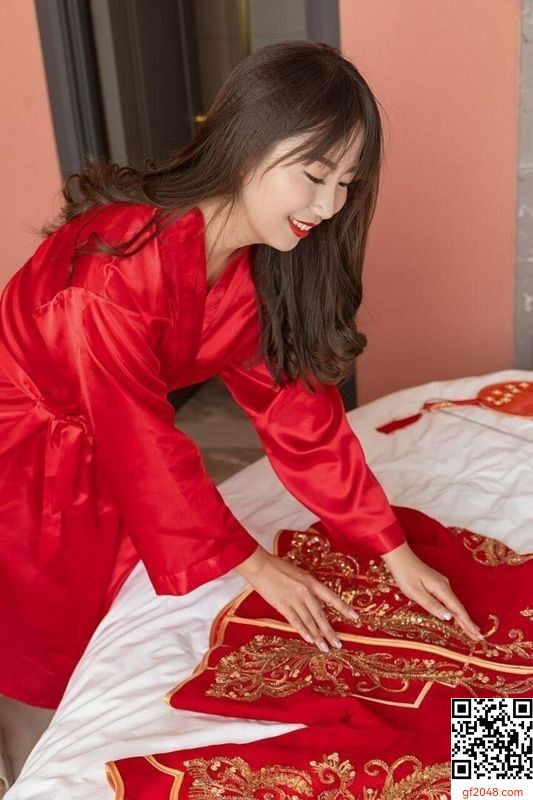 極品人妻開發豐滿肥臀婚紗流出